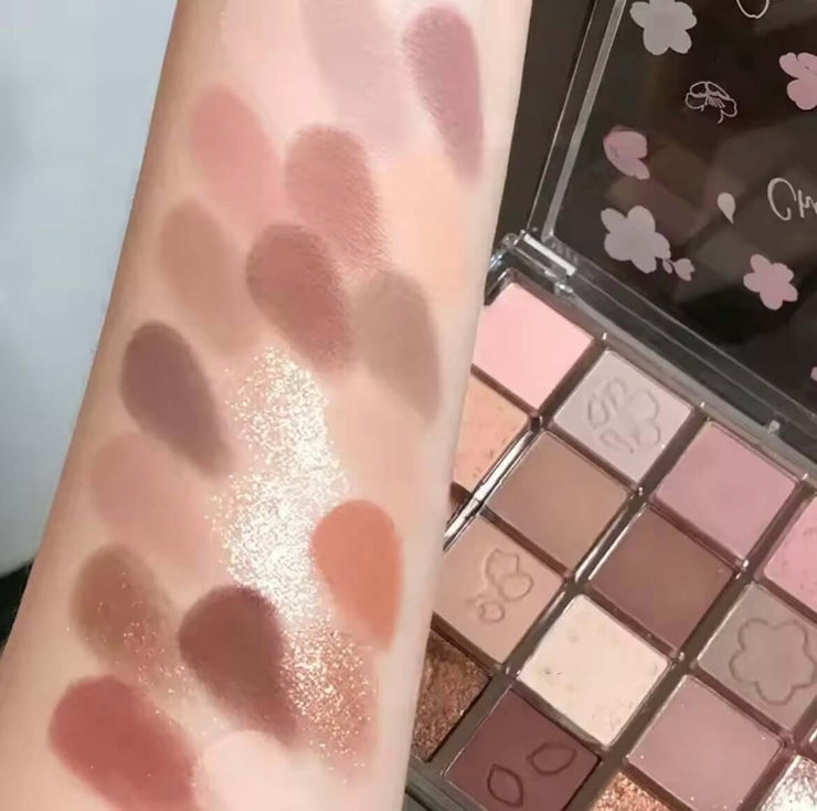 Palette de Maquillage swatches showcasing vibrant colors and smooth finishes on skin.