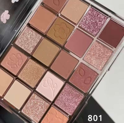 Palette de Maquillage with vibrant shades and a variety of finishes, ideal for creative makeup looks.