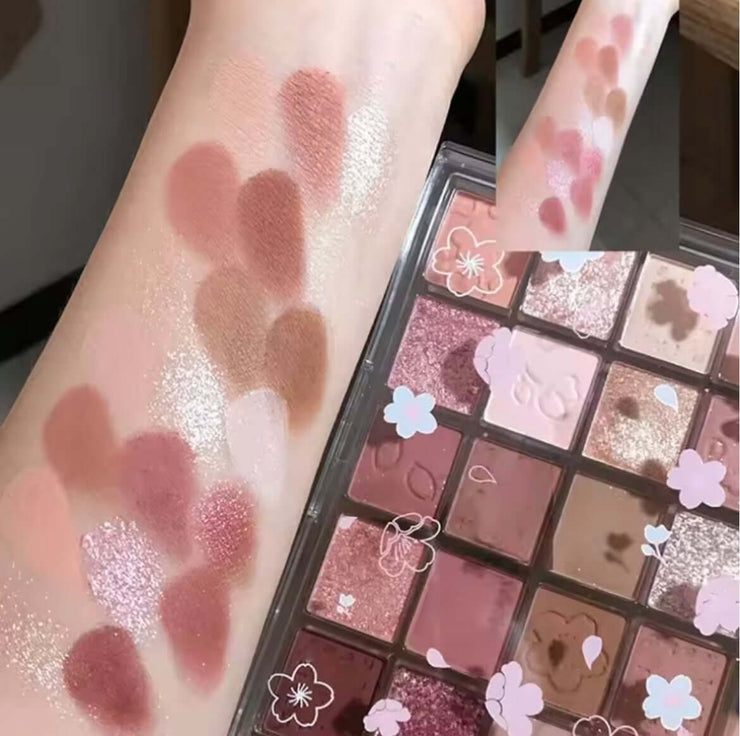Palette de Maquillage showcasing swatched vibrant colors on skin, featuring rich matte and shimmer finishes.