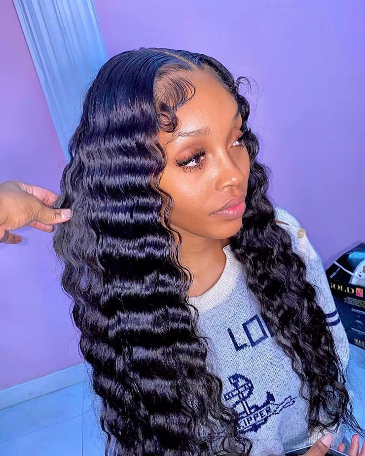 Perruque Sans Colle – Glueless Wig for Natural Look on model with gorgeous wavy hair.